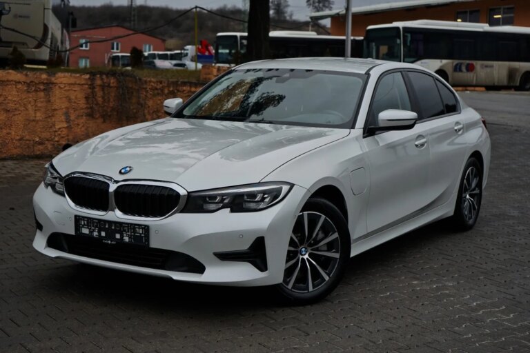 BMW Rad 3 330e Premium PHEV A/T